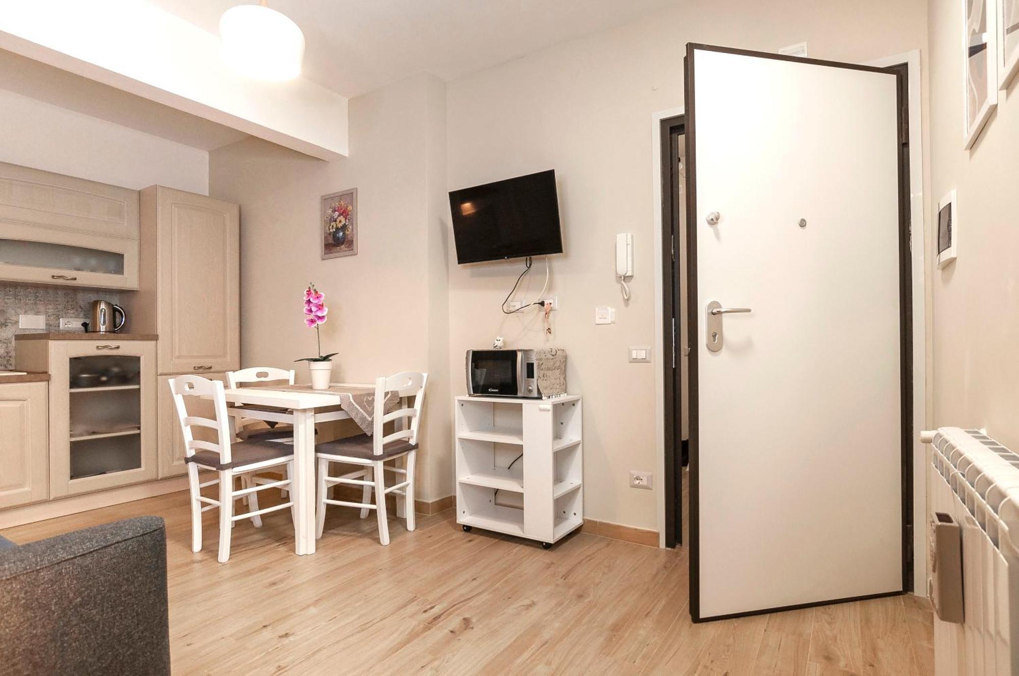 Elegant Comfy Three-rooms In Eur With Parking Appartamento