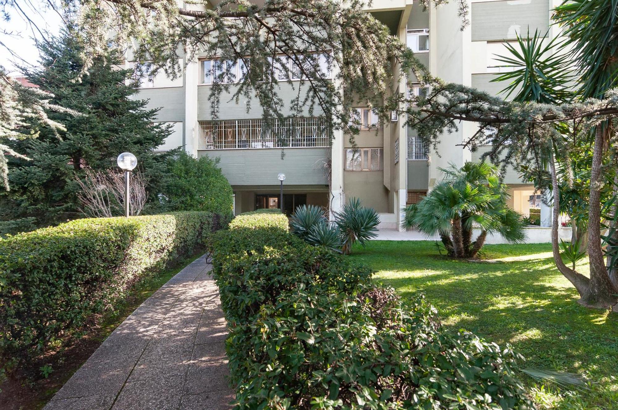 Elegant Comfy Three-rooms In Eur With Parking Appartamento Roma
