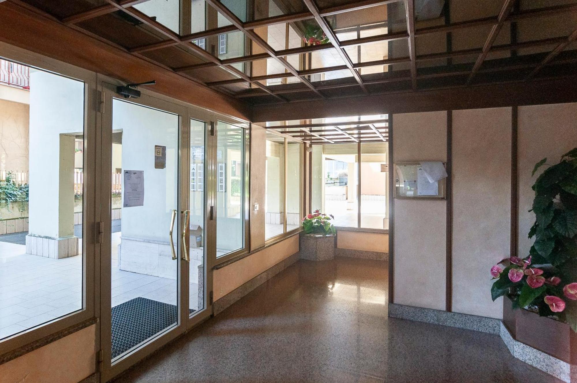 Elegant Comfy Three-rooms In Eur With Parking Appartamento